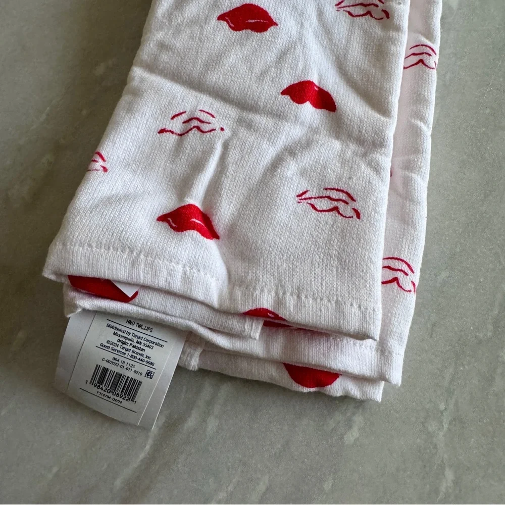 NWT Threshold 2 ct hand towels with red lips design